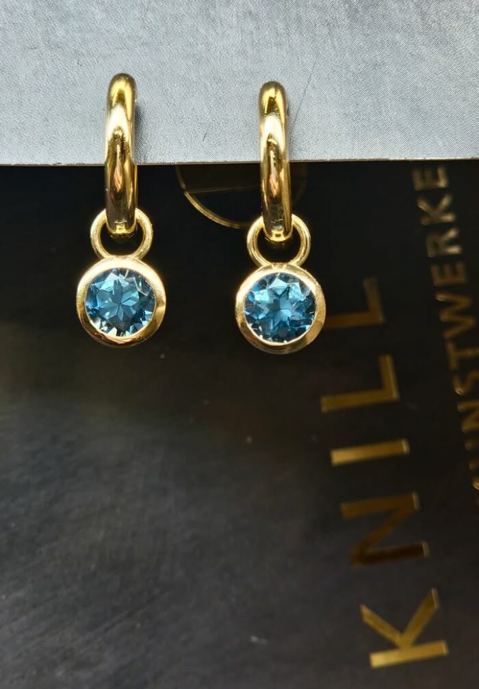 Goldcreolen mit Einhänger Swiss Blue Topas.
Schönes Wochenende. 🙂